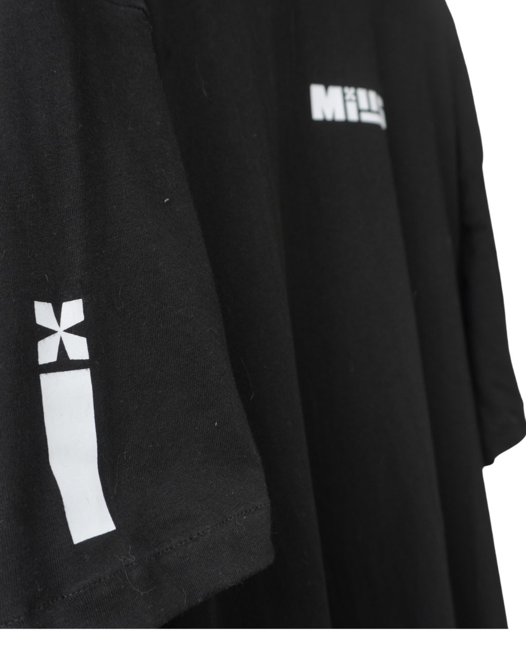 CAMISETA BÁSICA NEGRA BOXY FIT - MILLS