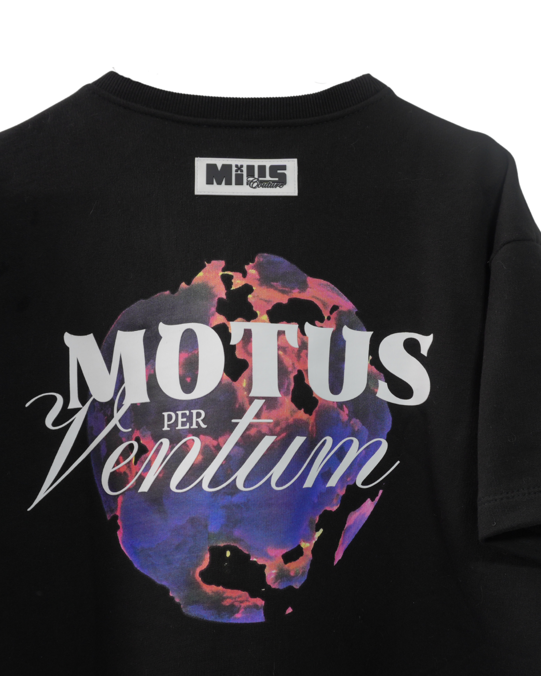 CAMISETA NEGRA OVERSIZE MOTUS PER VENTUM